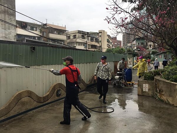 李里長帶領鄰長及志工們用高壓水柱清洗打掃。圖／取自李建重里長臉書專頁
