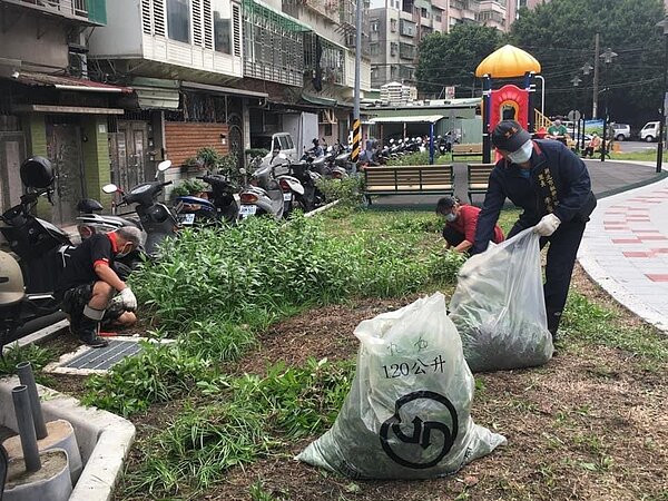 李里長帶領鄰長及志工們至海山綠地公園除雜草進行綠美化。圖／取自李建重里長臉書專頁