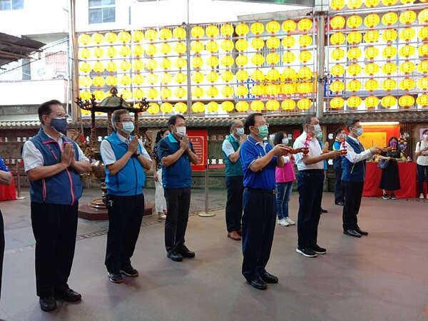 一年一度中元普渡，李建重里長代表全體里民祈求平安健康。圖／取自李建重里長臉書專頁