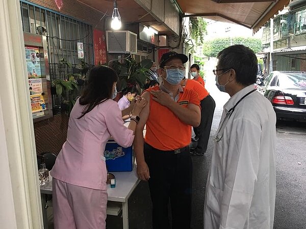 九如里疫苗施打站，里長偕同守望相助隊至現場幫忙。圖／取自李建重里長臉書專頁

