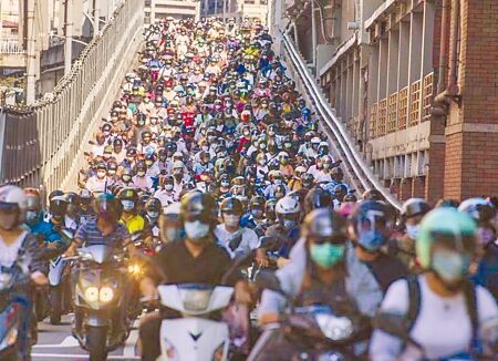 
台北橋「機車瀑布」下橋處的民權西路、延平北路口12月1日將實施科技執法。（本報資料照片）
