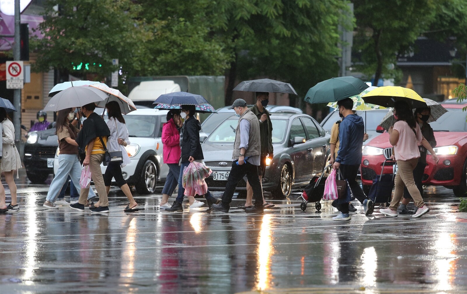 白天北部的雲量仍偏多，接近北海岸、東北角、北宜山區的地區仍有降雨，白天高溫僅21～23度，感受較濕冷。圖／聯合報系資料照