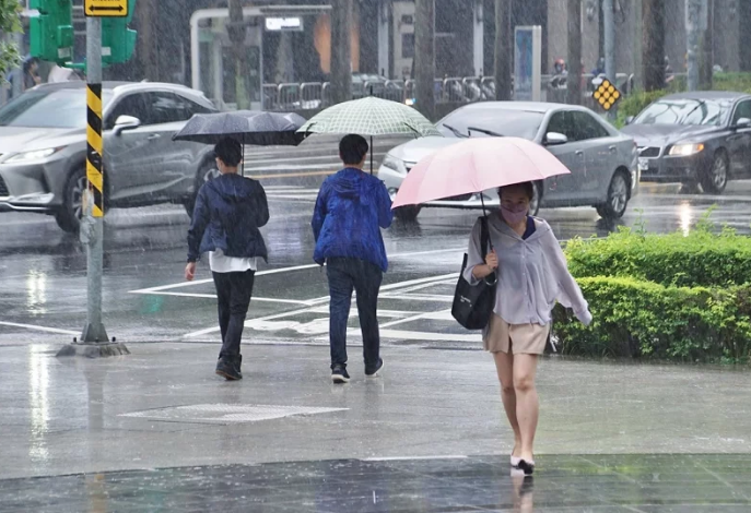 台灣附近水氣多,大台北、東半部有局部雨,桃園有零星飄雨的機率;新竹以南為多雲時晴的天氣、山區偶有小範圍短暫雨。聯合報資料照片