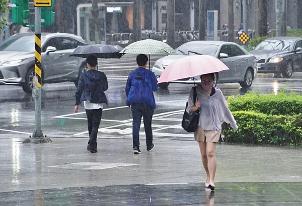 台灣附近水氣多，大台北、東半部有局部雨，桃園有零星飄雨的機率；新竹以南為多雲時晴的天氣、山區偶有小範圍短暫雨。聯合報資料照片