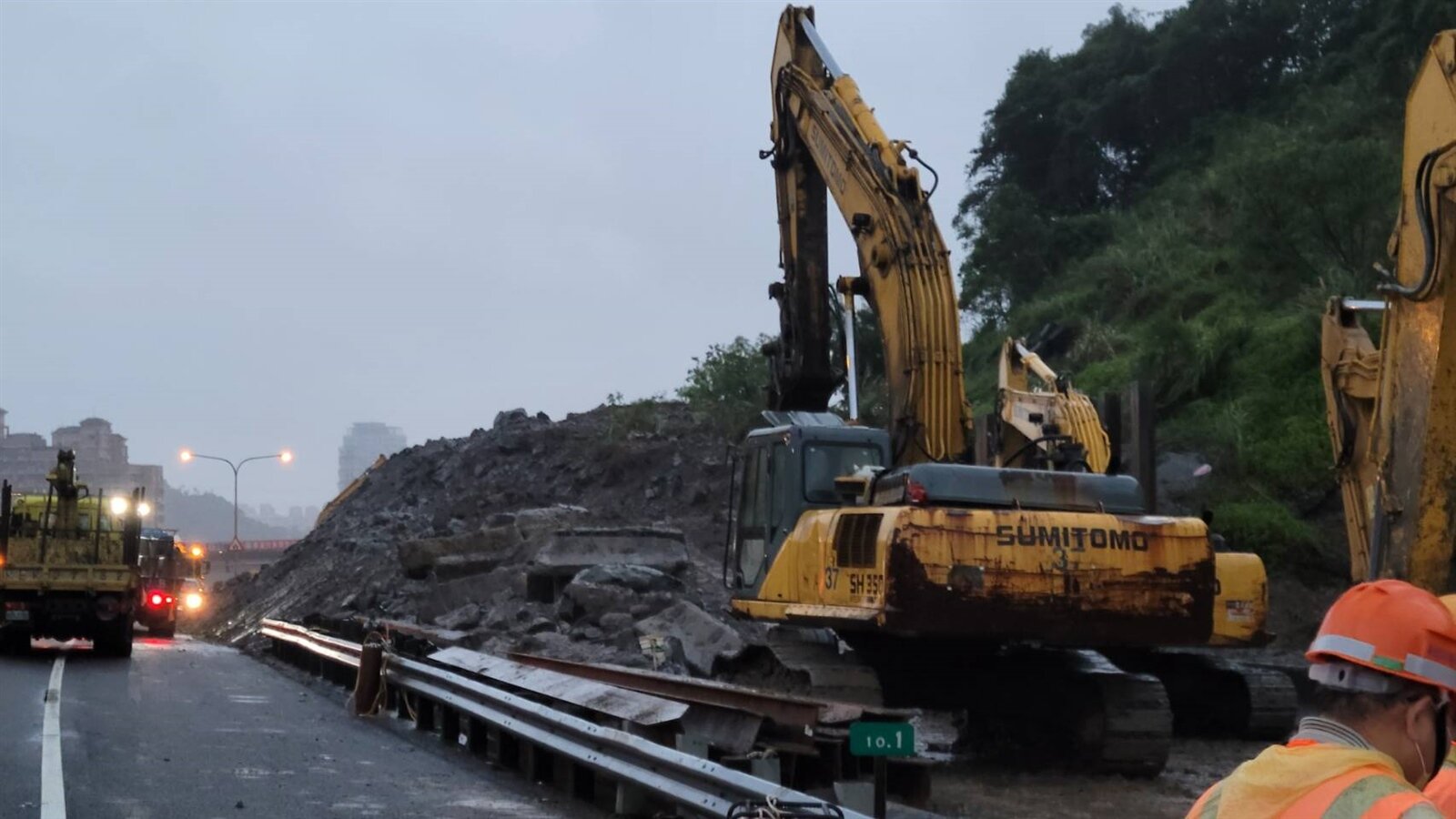 國1汐止段1車道龜速,上午紫爆回堵2公里拚周一搶通主線。記者游明煌/攝影