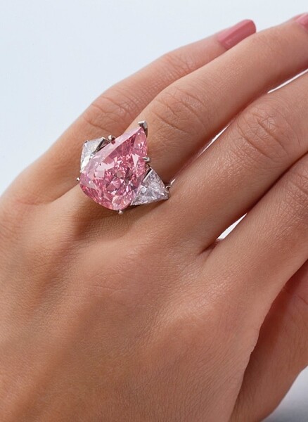 名為「幸運粉」(Fortune Pink)的梨形粉紅色鑽石重達18.18克拉。圖/取自佳士得官網