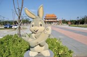 兔子不吃蘿蔔改抓魚？　竹北水月橋旁藝術雕像惹議