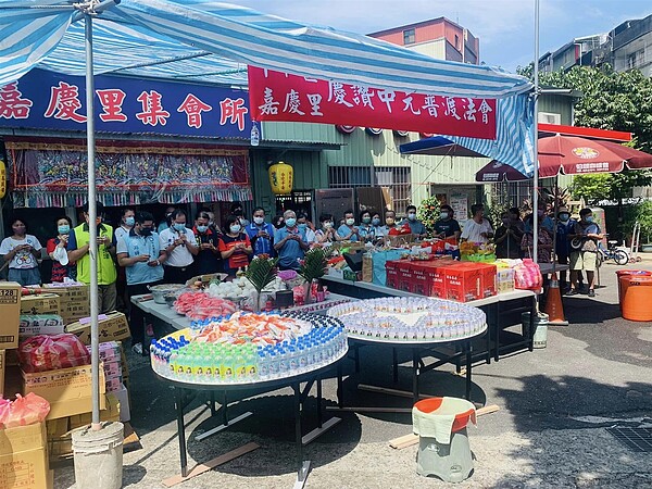 嘉慶里慶讚中元普渡法會。圖／取自「中和區嘉慶里辦公處」臉書
