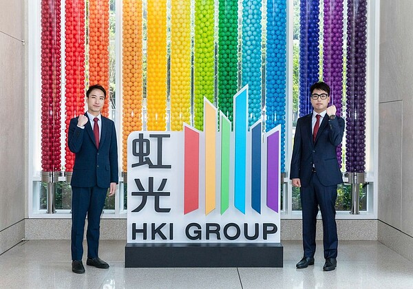 虹光集團董事長宋大江(左)與弟弟宋大華(右)。圖/業者提供