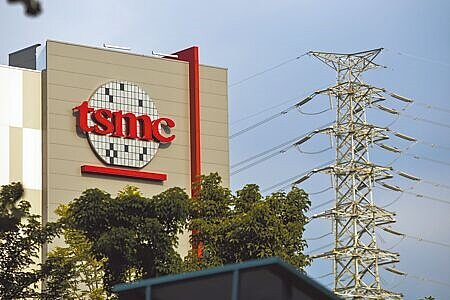 被外媒喻為吃電怪獸的護國神山台積電南科園區廠房。(本報資料照片)