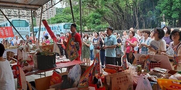 郭肇富在中元節與里民一同拜拜。圖／里長郭肇富提供