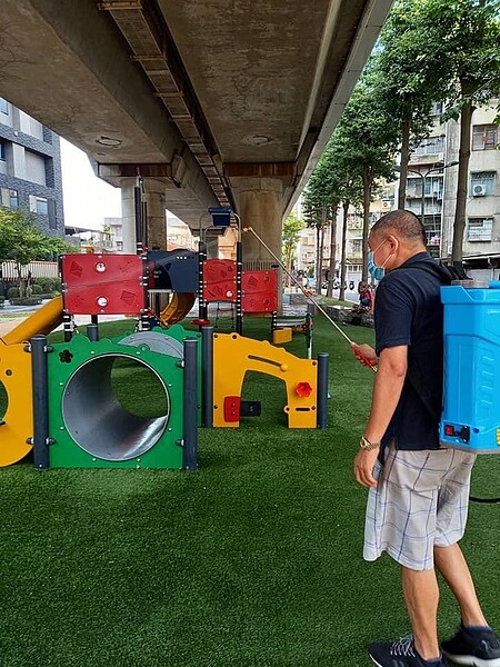 臺北市士林區舊佳里線形公園遊樂設施消毒。圖／取自「舊佳里松愛你」臉書
