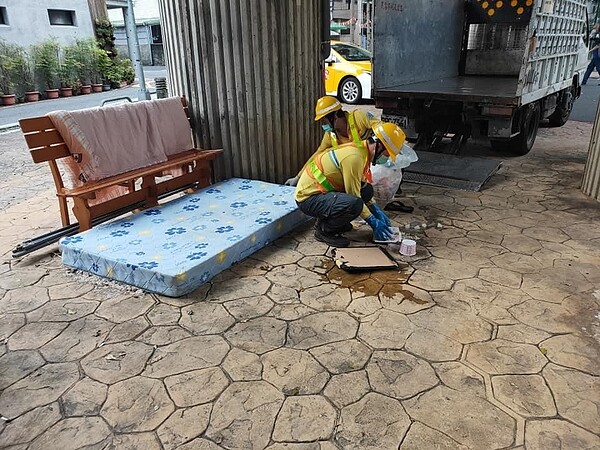 臺北市士林區舊佳里遊民環境問題處理。圖／取自「舊佳里松愛你」臉書