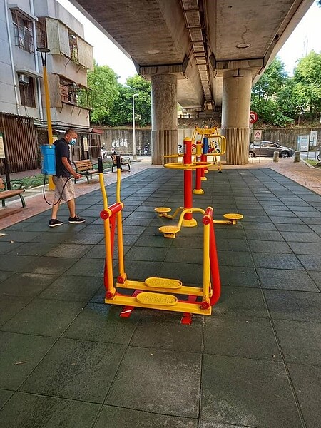 臺北市士林區舊佳里線形公園健身設施消毒。圖／取自「舊佳里松愛你」臉書
