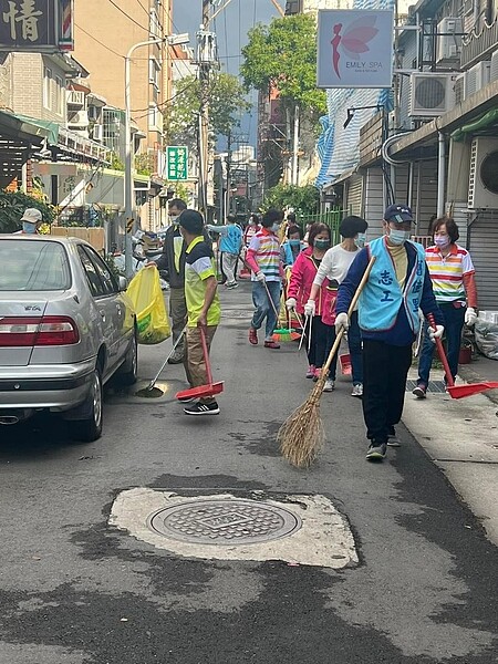 臺北市士林區舊佳里清潔打掃。圖／取自「舊佳里松愛你」臉書
