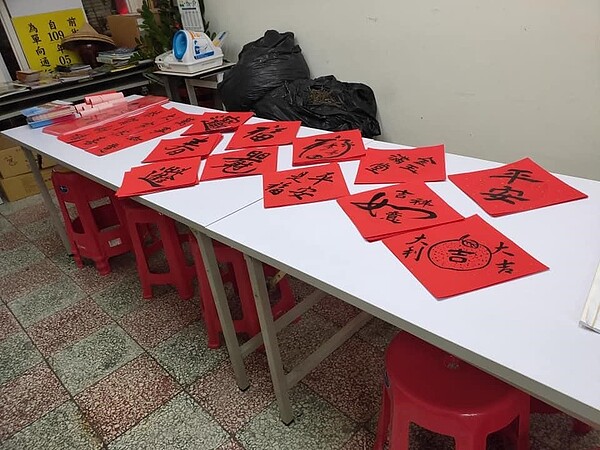 臺北市士林區舊佳里贈送迎新春聯。圖/取自「舊佳里松愛你」臉書