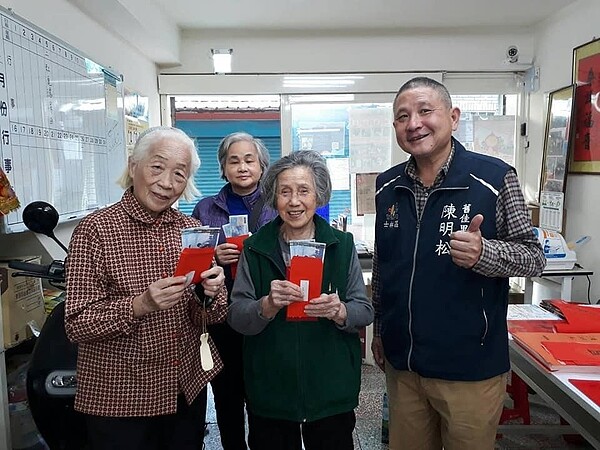 臺北市士林區舊佳里陳明松里長探訪獨居老人。圖／取自「舊佳里松愛你」臉書
