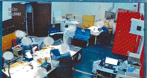 故宮公布「清乾隆青花花卉盤」破損時監視畫面。(國立故宮博物院提供)