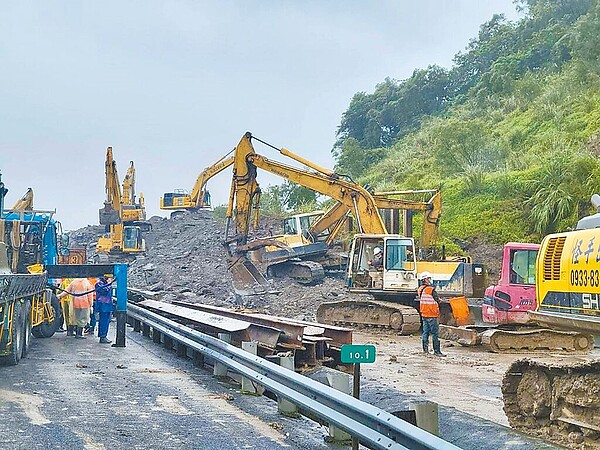 國道1號南下汐止交流道邊坡坍方，相關單位出動機具搶修，部分路段只能先封閉。聯外交通相當依賴國道的基隆市，這幾天大受衝擊，許多通勤族每天上下班都塞爆。圖／蔡適應提供