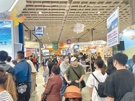 台北國際旅展（ITF）登場，海外旅遊相關攤位吸引許多民眾前往。（何書青攝）