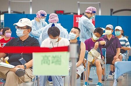 醫師提醒民眾,新冠肺炎超過3個禮拜還咳個不停,就要注意恐怕演變成「慢性咳嗽」。圖為民眾打疫苗的畫面。(本報資料照片)