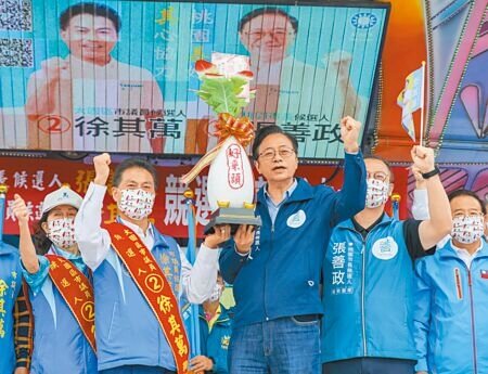 國民黨桃園市長候選人張善政,5日出席市議員徐其萬大園聯合競總成立大會。(蔡明攝)