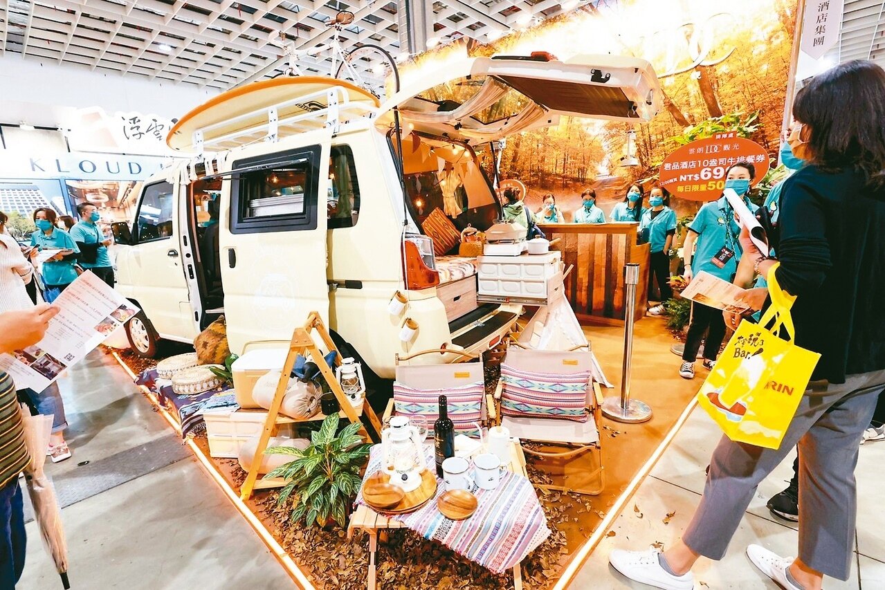雲朗觀光首次推出VANTEL 1+1住宿套券,將露營車搬進會場,吸引不少民眾拍照打卡。記者沈昱嘉/攝影