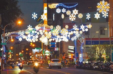 屏東聖誕節今年以「冰世界．雪國度」為燈飾主題，5日試燈讓屏東市街頭充滿濃濃節慶氛圍。（林和生攝）