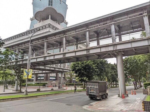 台北信義商圈的空橋系統，改善商圈內人車交織的情況，也讓民眾避免日曬雨淋的麻煩。圖／聯合報系資料照