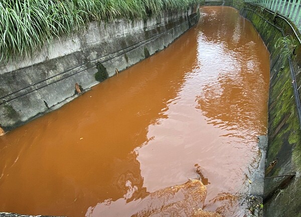 宜蘭縣政府環保局稽查人員10月30日到場時,南門圳呈現紅褐色。圖/宜蘭縣政府環保局提供