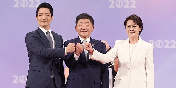 2022台北市長候選人電視辯論會,候選人黃珊珊(右起)、陳時中、蔣萬安在交鋒前合影。圖/主辦單位提供