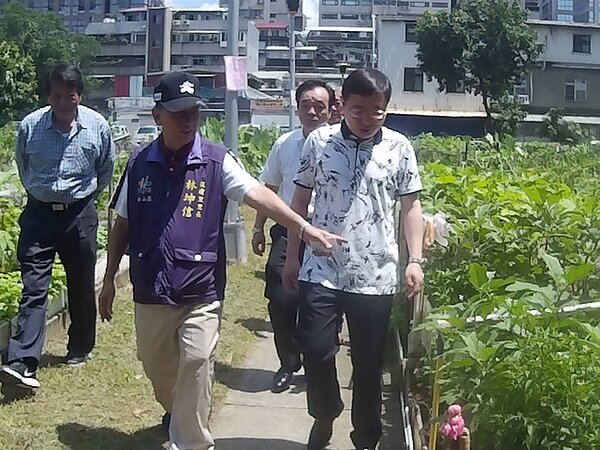復建里里長林坤信巡視幸福農園。圖／取自「林坤信」臉書