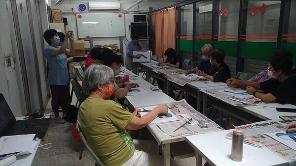 樂齡繪畫班。圖片由孫積德里長提供