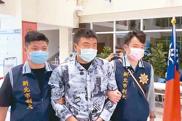 台版柬埔寨詐團涉虐死三人,主嫌陳樺韋(中)前晚落網,昨被檢依殺人等罪聲押禁見。記者王長鼎/翻攝