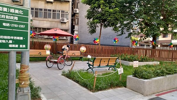 空地完成綠美化。圖擷取自「光信里長楊珮菱：在地媽媽點亮光信，共創社區幸福生活」粉絲專頁。