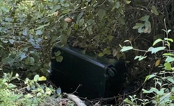 新北警方在南投棄屍現場,找到裝屍體用的行李箱。記者翁至成/翻攝