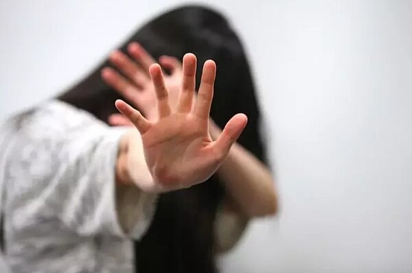 台中市盧姓男子是涮涮鍋店員工,涉嫌在店內女廁擺放手機偷拍客人,台中地院判刑9月。圖非新聞當事者。圖/聯合報資料照片