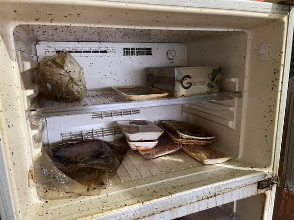 冰箱一片髒亂。圖／取自爆料公社	