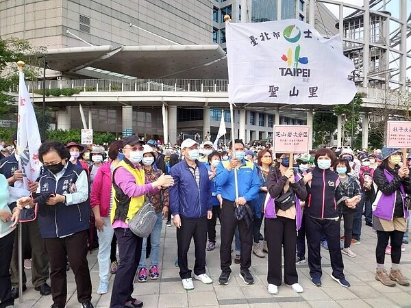 臺北市士林區聖山里吳三勇里長和里民快樂融融。圖／取自「聖山里花絮」臉書