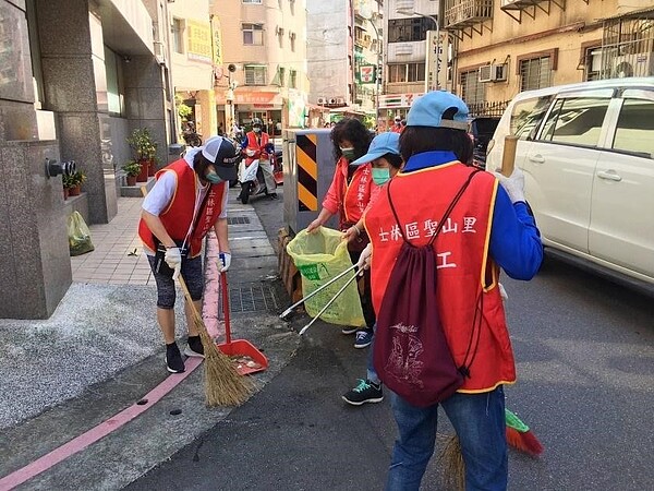 臺北市士林區聖山里環保志工打掃。圖／取自「聖山里花絮」臉書