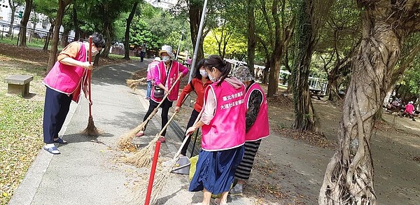 大道里志工團隊環境清掃。圖／取自「臺北市信義區大道社區發展協會」臉書