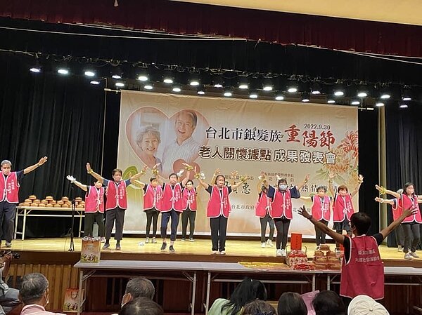 台北市銀髮族重陽節老人關懷據點成果發表會。圖／取自「大道里 毛水月」臉書
