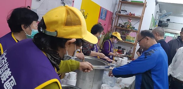 大道里冬至搓湯圓。圖／取自「臺北市信義區大道社區發展協會」臉書