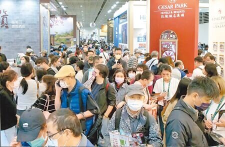 邊境解封後最大實體旅展「ITF台北國際旅展」4日在南港展覽館開展，參展廠商提供多項優惠，搶攻疫後出遊商機，吸引許多民眾前來。（本報資料照片）