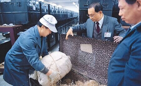 故宮博物院歷史文物破損案,立院教育文化委員會今將前往故宮實地考察。圖為1996年國立故宮博物院後山的「山洞庫房」,入藏超過65萬件的珍貴文物。(本報資料照片)