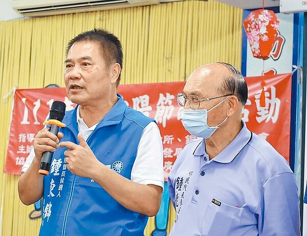 無黨籍苗栗縣長候選人鍾東錦(左)6日一連在7鄉鎮市舉辦問政說明會,並提出青年政策。(鍾東錦競選總部提供/李京昇苗栗傳真)