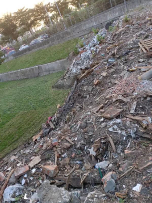 台中市大里區日新橋上游旱溪河川地被棄置大批廢棄物。圖／張芬郁提供