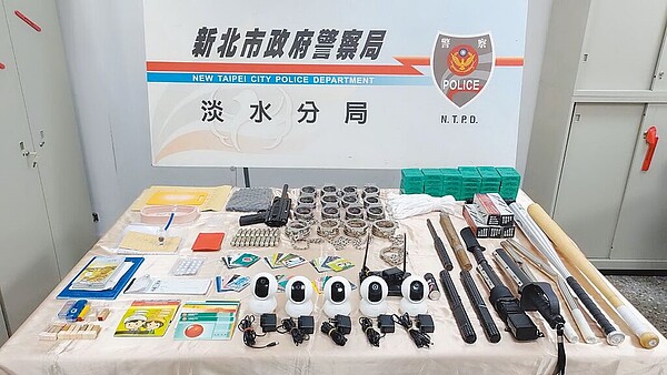 新北市淡水警分局月初破獲詐團拘禁案,起獲大批控制被害人行動的證物;新北市刑大查出詐團在桃園的據點,連日救出58人,但有3人被虐死。(警方提供)