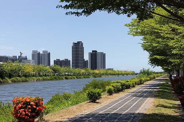 溪東重劃區有6大利多加持，包括公園綠地多、豐富學區、接近未來商60新興商業區、周邊生活機能優異、北外環道路建設、南科發展帶動房市，未來發展可期。圖／業者提供