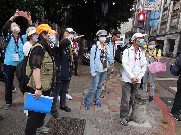 以三小時的時間舉辦社區文化走讀活動。圖/龍福里里長鄭珍珍提供